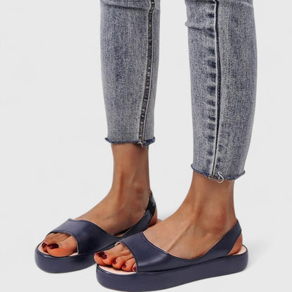 Overzichtsfoto van witte Emrynn sandalen op een lichte achtergrond, met de nadruk op het eenvoudige design.