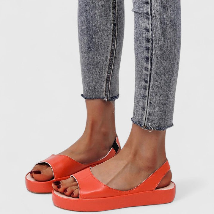 Detailfoto van de slip-on hielband van de Emrynn sandaal, benadrukt het gebruiksgemak.