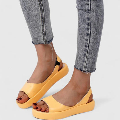 Groepsfoto van meerdere Emrynn sandalen in verschillende kleuren (geel, blauw, oranje), toont de verscheidenheid.