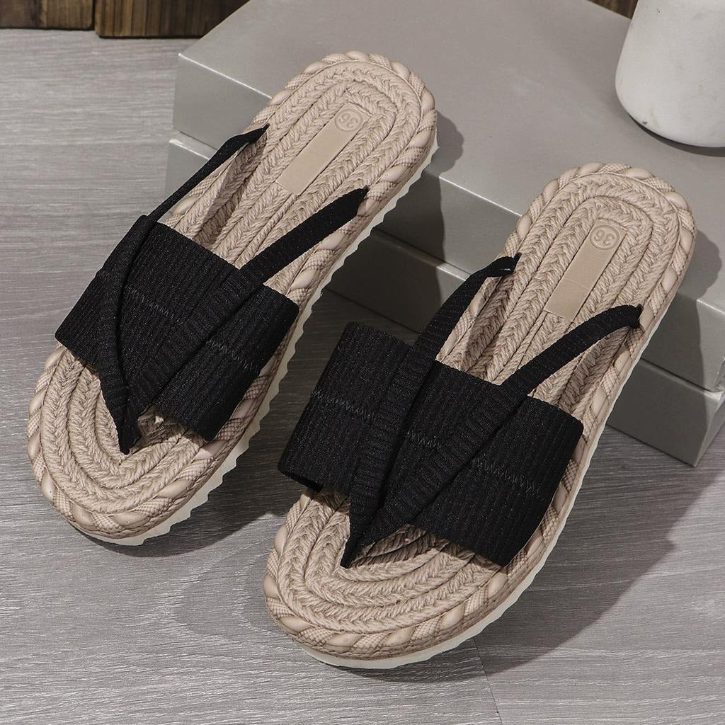 Vrouwenbenen met de Josie sandalen, lopend op een pad