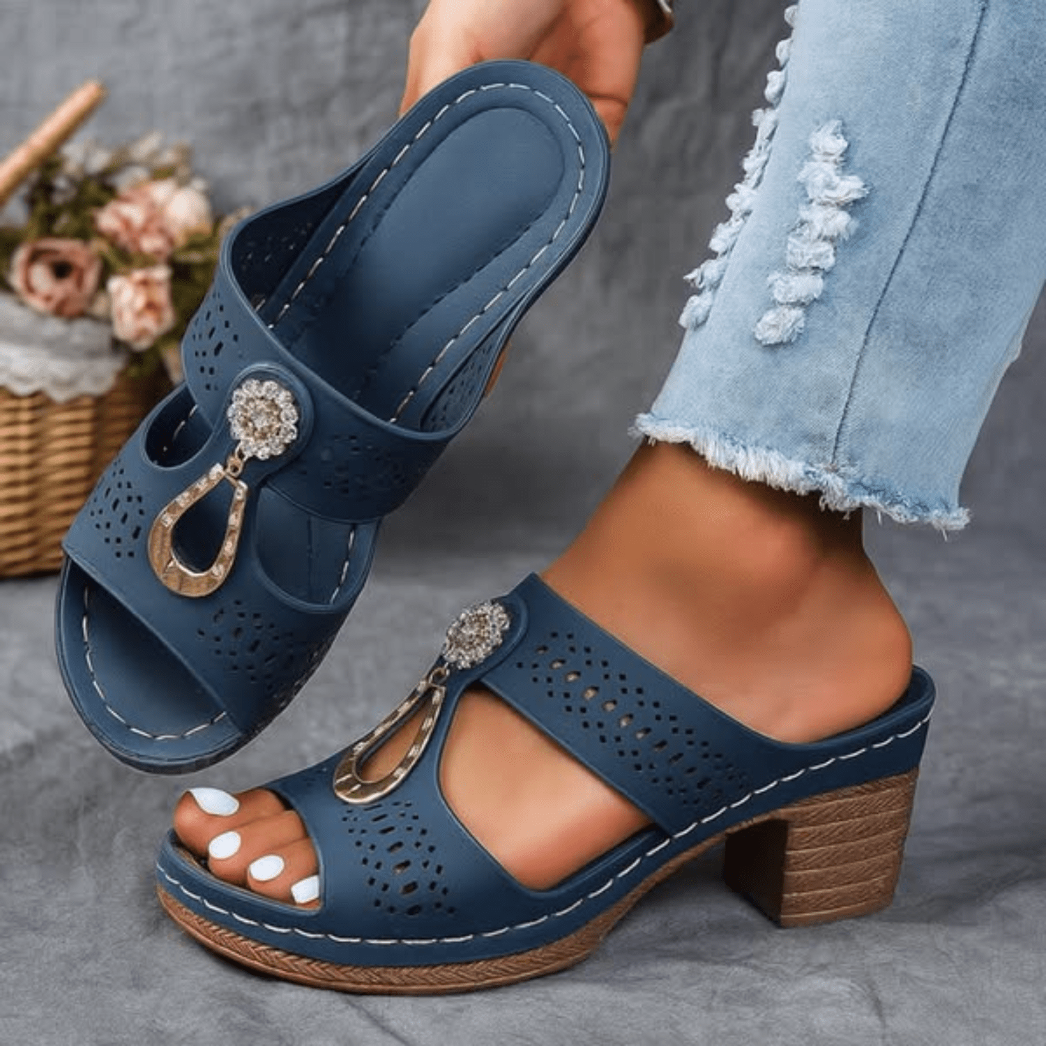 Vrouw toont het comfort van Nora Sandalen tijdens het staan