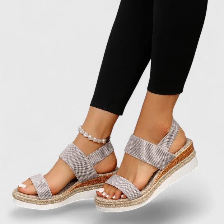 Close-up van Merill Sandalen in zwart, gedragen door een persoon