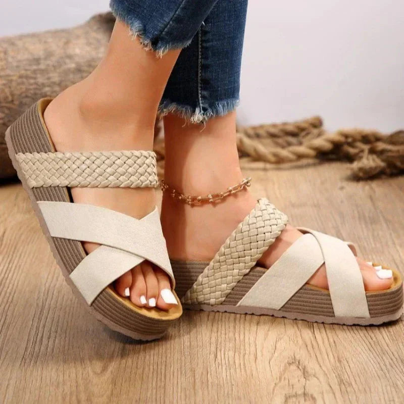 Model draagt bruine Ava comfort sandalen