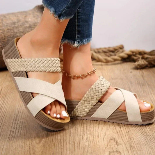 Model draagt bruine Ava comfort sandalen