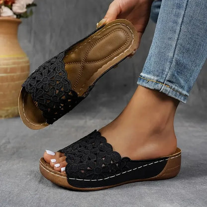 Vrouwenvoeten in Delilah sandalen, genietend van comfort