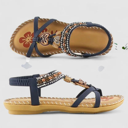Maryna Orthopedische Sandalen in Beige Bali op een buitenterras, klaar om te dragen.