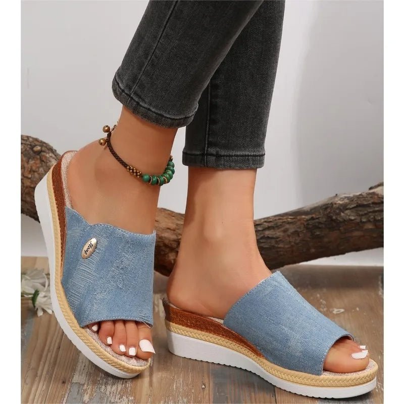 Model draagt Talia ergonomische sandalen in blauw, lopend op straat.