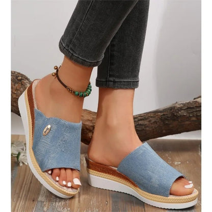 Model draagt Talia ergonomische sandalen in blauw, lopend op straat.
