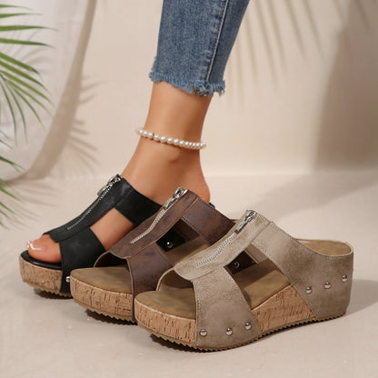 Gigi wig sandalen in zwart, gedragen met een zomerse outfit