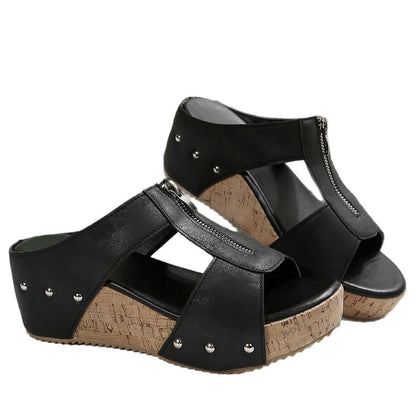 Vrouw loopt met Gigi wig sandalen aan, volledige lengte
