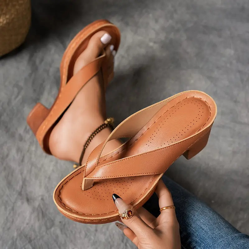 Diverse Yasmin sandalen in rijen, verschillende kleuren (zwart, wit, bruin, champagne) tonend de kleuropties.