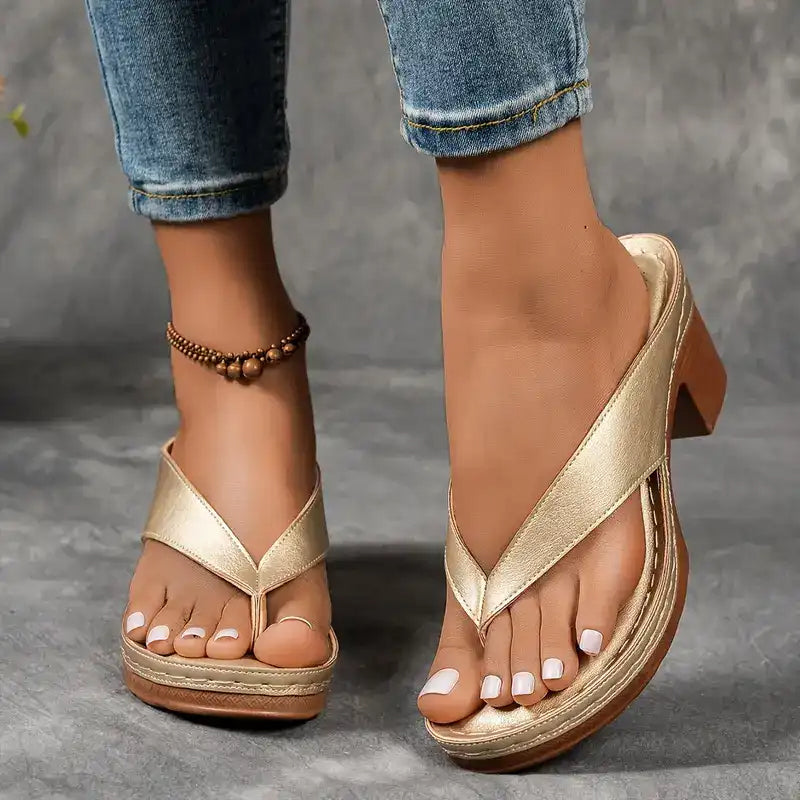 Vrouwenbenen in Yasmin sandalen op een zonnige locatie, benadrukkend de veelzijdigheid voor dagelijks gebruik.