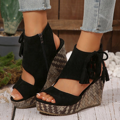 Zicht op de Marnie sandalen in Khaki, gedragen door een vrouw, met een focus op de hakhoogte en stabiliteit.