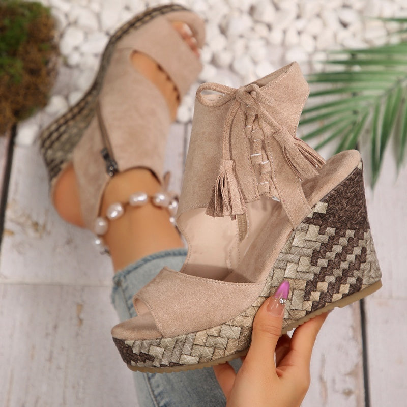 Vrouw draagt de Marnie sandalen in een casual outfit, de kleur Khaki passend bij de omgeving.