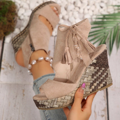 Vrouw draagt de Marnie sandalen in een casual outfit, de kleur Khaki passend bij de omgeving.