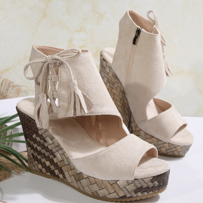 Marnie sandaal in Beige, close-up van de veters en kwastjes.