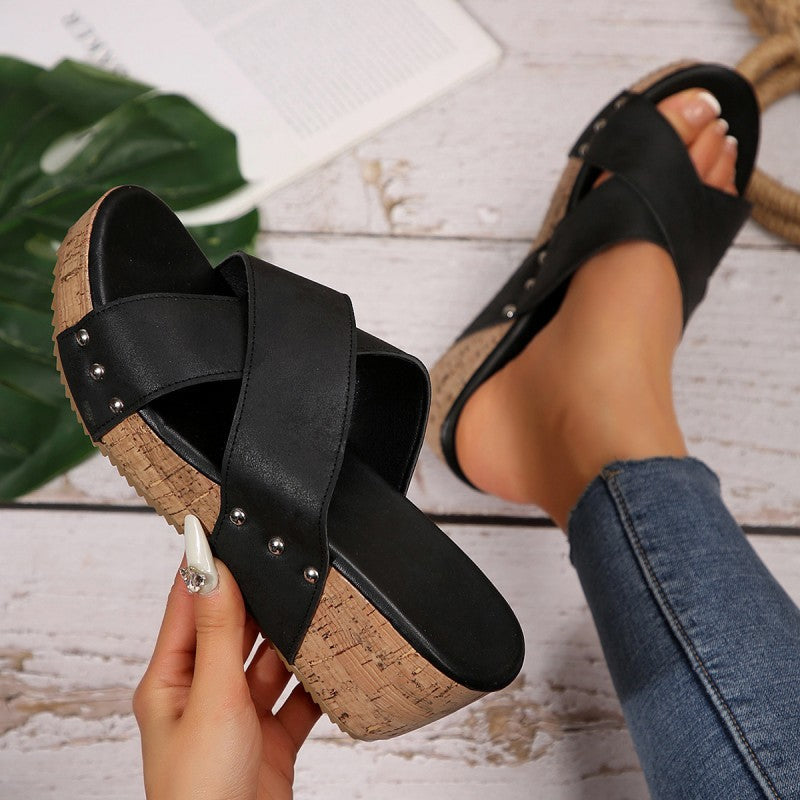 Model dat in de Oakley Boho Wedge Sandalen loopt, met de nadruk op comfort en stijl