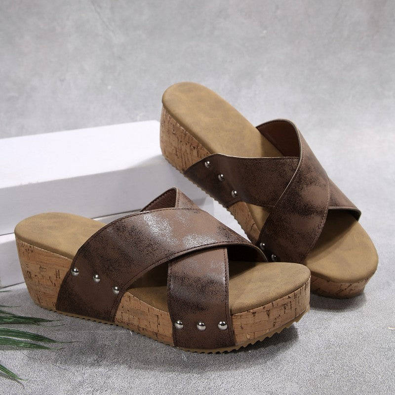 Een paar Oakley Boho Wedge Sandalen, gezien vanuit een hoek, met focus op de sleehak en het ontwerp