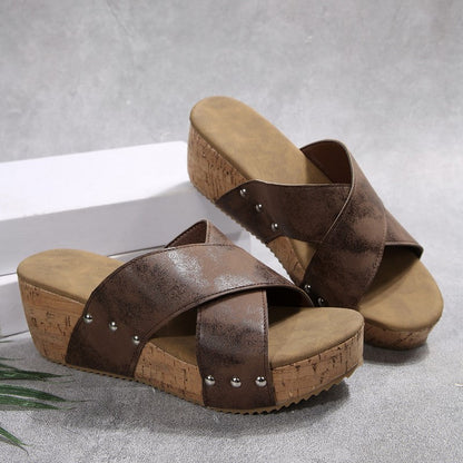 Een paar Oakley Boho Wedge Sandalen, gezien vanuit een hoek, met focus op de sleehak en het ontwerp